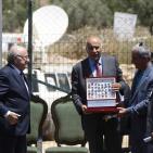رئيس الاتحاد الدولي لكرة القدم يفتتح ملعب كرة قدم في دوار القرع قرب رام الله