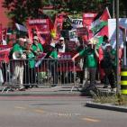 متظاهرون يطالبون بتعليق عضوية اسرائيل في الاتحاد الدولي لكرة القدم