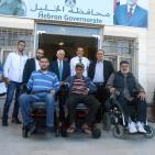 محافظ الخليل واذاعة راية يقدمان كراسي كهربائية لذوي الاعاقة