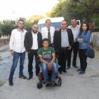 محافظ الخليل واذاعة راية يقدمان كراسي كهربائية لذوي الاعاقة