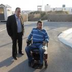 محافظ الخليل واذاعة راية يقدمان كراسي كهربائية لذوي الاعاقة