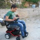 محافظ الخليل واذاعة راية يقدمان كراسي كهربائية لذوي الاعاقة