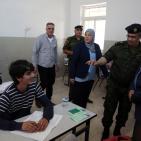 د. ليلى غنام ورئيس بلدية بيتونيا يتفقدون طلاب التوجيهي في بيتونيا