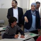 د. ليلى غنام ورئيس بلدية بيتونيا يتفقدون طلاب التوجيهي في بيتونيا