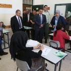 د. ليلى غنام ورئيس بلدية بيتونيا يتفقدون طلاب التوجيهي في بيتونيا