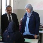 د. ليلى غنام ورئيس بلدية بيتونيا يتفقدون طلاب التوجيهي في بيتونيا