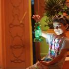 غزيون يلونون منازلهم بألوان حيوية مع بدء رمضان