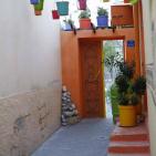 غزيون يلونون منازلهم بألوان حيوية مع بدء رمضان