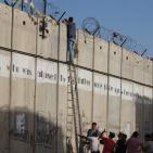 شبان يتسلقون جدار الفصل العنصري صباح اليوم  لأداء صلاة الجمعة الأولى من رمضان  في المسجد الاقصى