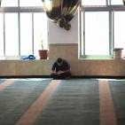 اطفال يقرأون القران في مسجد تميم الداري في رام الله‎