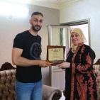 بالصور: غنام تكرم المحررين مطلق والأحول وتبرق بتحياتها للأسرى