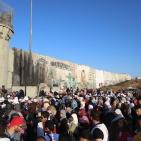 بالصور: حاجز قلنديا صباح الجمعة الأخيرة من شهر رمضان