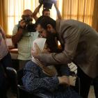 الشيخ خضر عدنان يتنفس الحرية من جديد