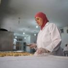 استقبال العيد بالحلوى المفضلة.. 