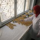 استقبال العيد بالحلوى المفضلة.. 