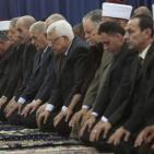 الرئيس يؤدي صلاة العيد ويضع الزهور على قبر الشهيد عرفات