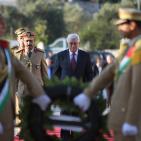 الرئيس يؤدي صلاة العيد ويضع الزهور على قبر الشهيد عرفات