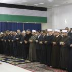 الرئيس يؤدي صلاة العيد ويضع الزهور على قبر الشهيد عرفات