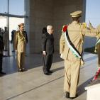 الرئيس يؤدي صلاة العيد ويضع الزهور على قبر الشهيد عرفات