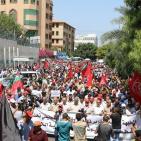 الشعبية تنظم اعتصاماً ومسيرة حاشدة رفضا لقرارات