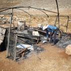 بالصور: مستوطنون يحرقون خيمة في عين سامية شرقي كفر مالك في رام الله والبيرة