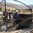 بالصور: مستوطنون يحرقون خيمة في عين سامية شرقي كفر مالك في رام الله والبيرة