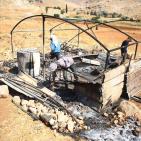 بالصور: مستوطنون يحرقون خيمة في عين سامية شرقي كفر مالك في رام الله والبيرة