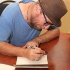 الشاعر مهيب البرغوثي يطلق  ديوانه 