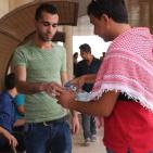 القطب الديمقراطي في الخليل يوزع الماء والملح تضامنا مع الأسرى المضربين