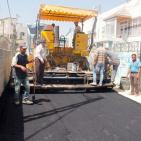 بلدية الخليل تُعبد شارع حيوي في قُب الجانب بعد تأهيله