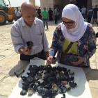 فلسطينيان يستعرضان قنابل  الاحتلال في باحات الاقصى