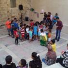 الساحر  مع الاطفال  في سوق الحرجة في رام الله