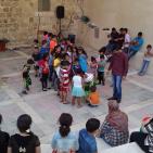 الساحر  مع الاطفال  في سوق الحرجة في رام الله