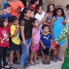 الساحر  مع الاطفال  في سوق الحرجة في رام الله