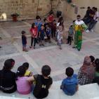 الساحر  مع الاطفال  في سوق الحرجة في رام الله