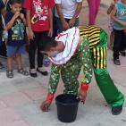 الساحر  مع الاطفال  في سوق الحرجة في رام الله