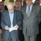 فاروق القدومي  وسلمان الهرفي يضعون اكاليل الزهور على  اضرحة شهداء حمام الشط بتونس