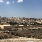 رفع علم فلسطين على اسوار البلدة القديمة