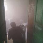 اشتعال النيران في منزل خلال المواجهات مع الاحتلال بالخليل