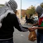 بالصور : مطاعم رام الله تتبرع بوجبات طعام للمتظاهرين والمسعفين والصحفيين قرب مدخل البيرة الشمالي