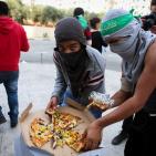 بالصور : مطاعم رام الله تتبرع بوجبات طعام للمتظاهرين والمسعفين والصحفيين قرب مدخل البيرة الشمالي