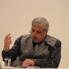 معرض رجلين طوال في مركز السلام بيت لحم‎