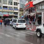 البلدية والشرطة تزيلان البسطات من وسط الخليل