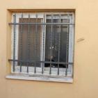 عائلة تنجو من هجوم مستوطنين بقنابل الغاز على منزلها