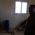 عائلة تنجو من هجوم مستوطنين بقنابل الغاز على منزلها