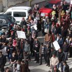 معلمو الخليل ينظمون اعتصاما ومسيرة احتجاجية