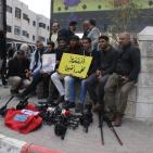 الصحفيون والمعلمون المضربون وأطفال الخليل في وقفة تضامنية مع القيق