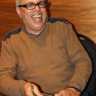 الكاتب  اسامه العيسه  يوقع روايته 