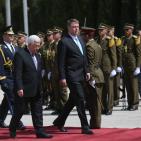 الرئيس محمود عباس يستقبل رئيس رومانيا في رام الله