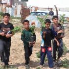 اطفال الشجاعية يزرعون الورود بين بيوتهم المُدمرة